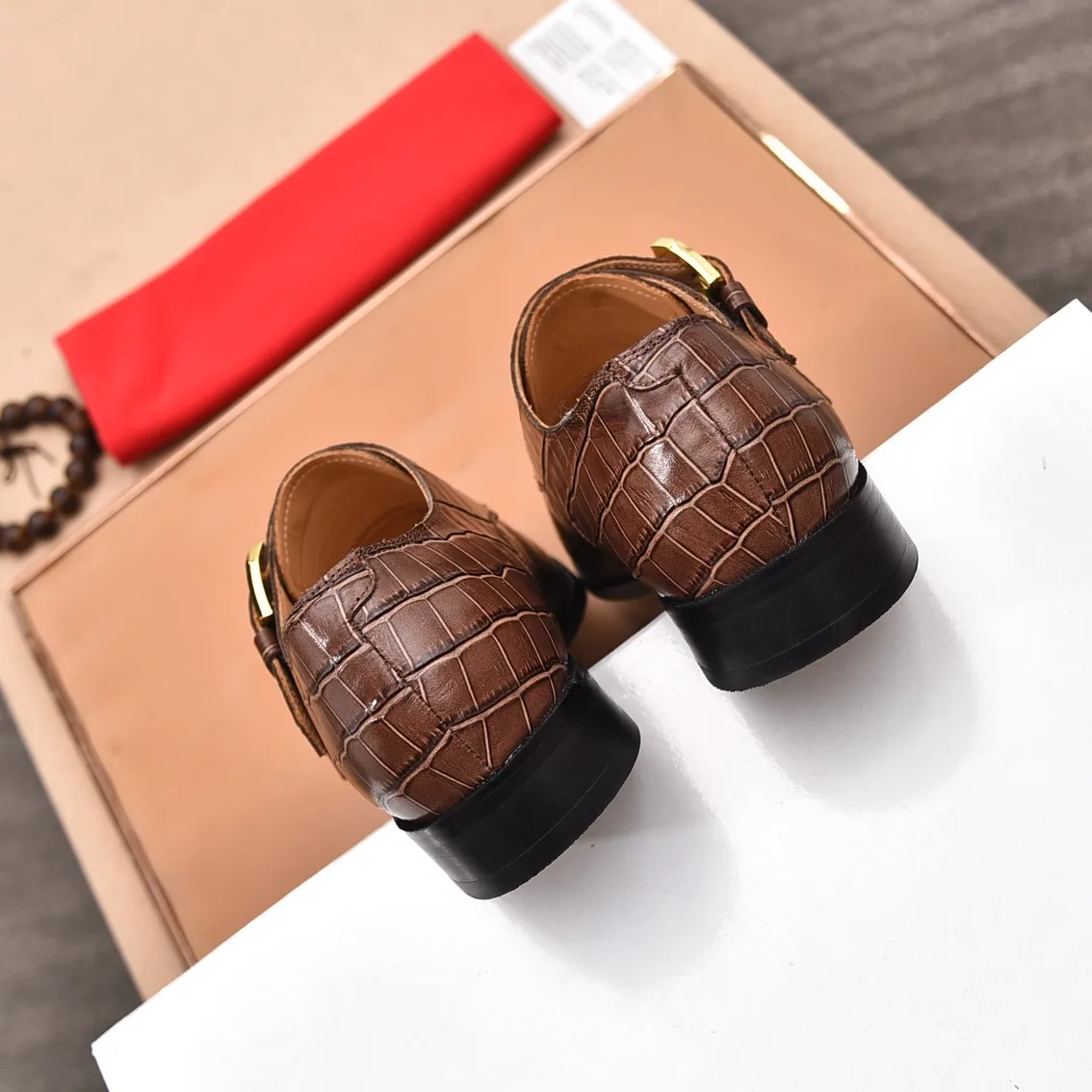 Men's shoes 💰560 (high-end, all cowhide) GUCCI high-end formal leather shoes, original imported fabrics from Italy, cowhide lining, original hardware. I believe you will be struck by it from the first moment you see it. The avant-garde atmosphere can no longer fully interpret its elegance. AAA grade rubber outsole, super comfortable. Original counter last, ensuring its original version and quality. The simple upper ensures its comfort and breathability. A pair of truly good shoes has its own unique soul, famous quality, regular size 38-44 (45 46 customized)